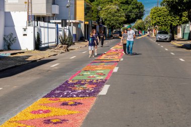 Marilia, Sao Paulo, Brezilya. 16 Haziran 2022 'de, dini temalı Talaş halıları, Corpus Christi' nin kutlaması için, Ayin 'in onuruna bir Katolik ayini..