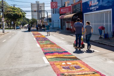 Marilia, Sao Paulo, Brezilya. 16 Haziran 2022 'de, dini temalı Talaş halıları, Corpus Christi' nin kutlaması için, Ayin 'in onuruna bir Katolik ayini..