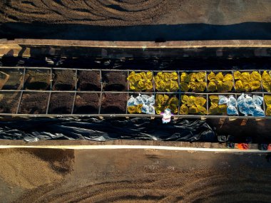 Brezilya 'da bir çiftlikte, meşrubatın kalitesini ve tadını geliştirmek için yapılan araştırmalarda kullanılan kahve çekirdeklerini kurutmak için askıya alınmış terasların hava manzarası.