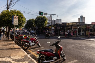 Marilia, Sao Paulo, Brezilya, 27 Temmuz 2022. Mariiia şehir merkezindeki Nove de Julho caddesinde motosiklet için ayrılmış park yerleri