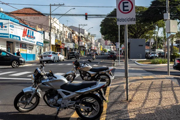 Marilia, Sao Paulo, Brezilya, 27 Temmuz 2022. Nove de Julho caddesinde motosiklet için ayrılmış park yerleri, Marilia şehir merkezinde.