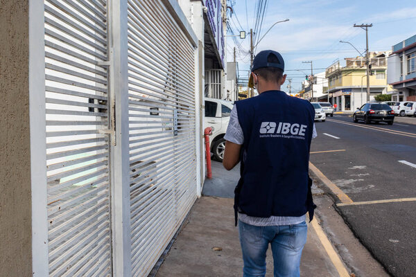Marilia, Brazil, August 01, 2022. Census taker at the door of a house to collect data from the 2022 census in Marlia city.Census workers of the Brazilian Institute of Geography and Statistics, IBGE