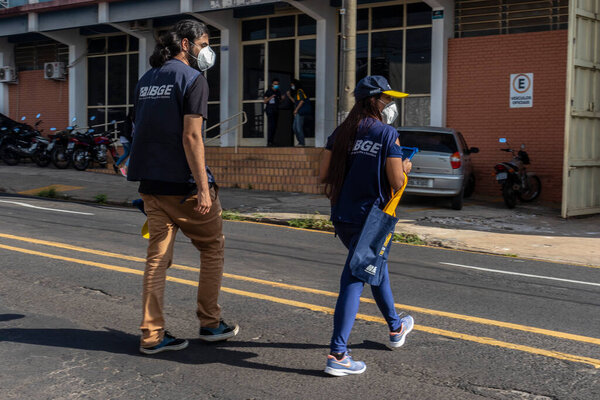 Marilia, Brazil, August 01, 2022. Census taker at the door of a house to collect data from the 2022 census in Marilia city. Census workers of the Brazilian Institute of Geography and Statistics, IBGE