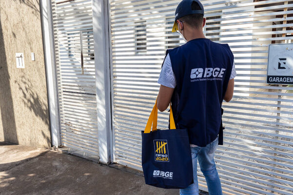 Марилия, Бразилия, 1 августа 2022 года. Таксист на двери дома для сбора данных переписи 2022 года в городе Марлия.