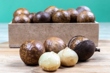 Brezilya 'daki ahşap masaya özenle odaklanmış Macadamia fıstığının yakın çekimi.