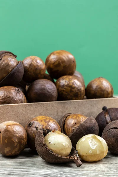 Nahaufnahme Einer Macadamia Nuss Mit Selektivem Fokus Auf Den Holztisch — Stockfoto