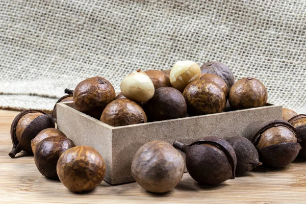 Nahaufnahme Einer Macadamia Nuss Mit Selektivem Fokus Auf Den Holztisch — Stockfoto