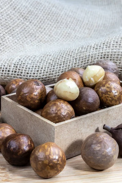 Nahaufnahme Einer Macadamia Nuss Mit Selektivem Fokus Auf Den Holztisch — Stockfoto