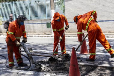 Sao Paulo, Brezilya, 11 Kasım 2021. Sao Paulo 'nun güney bölgesindeki Santo Amaro mahallesindeki özel otobüs yolunun onarım ve onarım işleri.