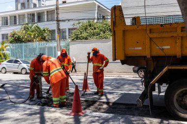 Sao Paulo, Brezilya, 11 Kasım 2021. Sao Paulo 'nun güney bölgesindeki Santo Amaro mahallesindeki özel otobüs yolunun onarım ve onarım işleri.