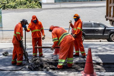 Sao Paulo, Brezilya, 11 Kasım 2021. Sao Paulo 'nun güney bölgesindeki Santo Amaro mahallesindeki özel otobüs yolunun onarım ve onarım işleri.