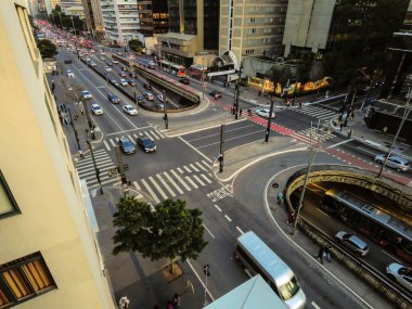 Sao Paulo, Brezilya, Eylül 01, 2022. Sao Paulo 'nun merkez bölgesinde Paulista Bulvarı' nda trafik var.,