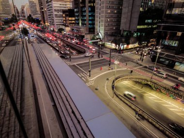 Sao Paulo, Brezilya, Eylül 01, 2022. Sao Paulo 'nun merkez bölgesinde Paulista Bulvarı' nda trafik var.,