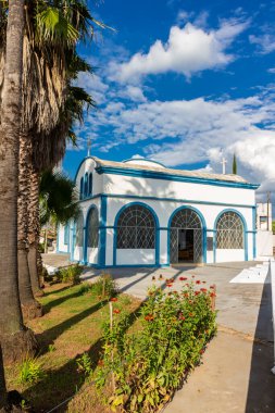 Sao Paulo Eyaleti 'nin Lins şehrindeki Yunan Ortodoks Kilisesi' nin cephesi ve bahçesi Panaghya Tsambika