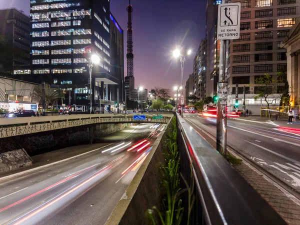 2022年9月1日 巴西圣保罗 巴西圣保罗市Paulista Aveue夜间车辆交通情况 — 图库照片