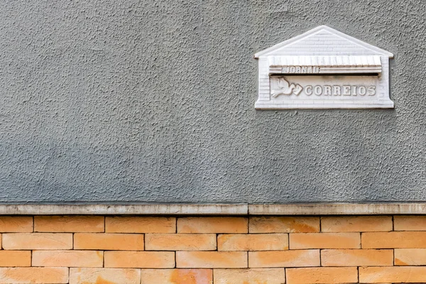 Boîte Aux Lettres Sur Mur Gris Rugueux Avec Journal Courrier — Photo