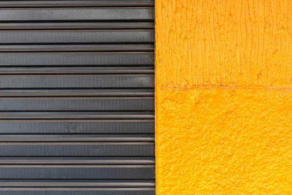 Patrón Textura Puerta Hierro Gris Tienda Cerrada Pared Amarilla Brasil — Foto de Stock
