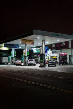 Sao Paulo, Brezilya, Ekim 05, 2010. Petrobras Distribuidora benzin istasyonu Sao Paulo Bulvarı 'nda gece vakti.