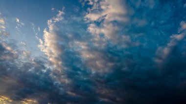 Brezilya 'da mavi gökyüzü olan güzel beyaz bulutların soyut arkaplanı