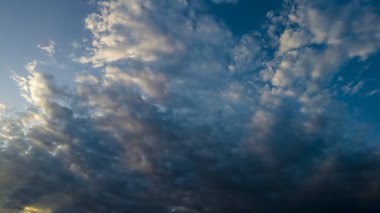 Brezilya 'da mavi gökyüzü olan güzel beyaz bulutların soyut arkaplanı