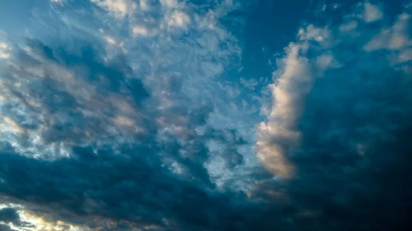 ブラジルの青い空を持つ美しい白い雲の概要背景 — ストック写真