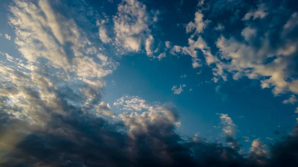 ブラジルの青い空を持つ美しい白い雲の概要背景 — ストック写真