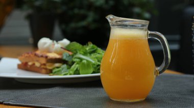 Kahvaltıda portakal suyu. 