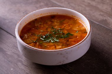 Biftek çorbasını ahşap masaya yakın.