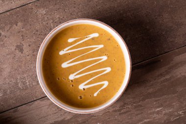 Krema çorbasını ekşi kremayla kapat. 