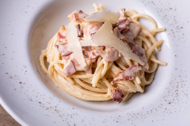 Lezzetli carbonara makarna yemeğinin detayları 