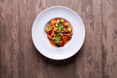 Taze İtalyan sebzeli makarna manzarası.