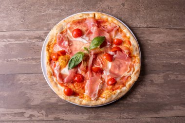 Taze jambon, peynir ve vişneli pizza yakın plan.