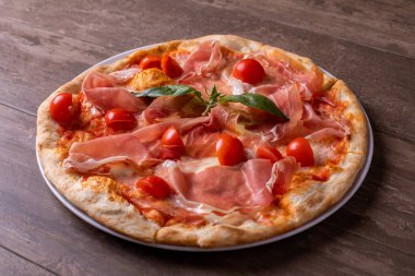 Taze jambon, peynir ve vişneli pizza yakın plan.