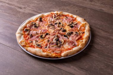 Lezzetli jambon ve mantarlı pizzanın detayları. 