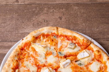 Ahşap arka planda taze dört peynirli pizzanın detayları