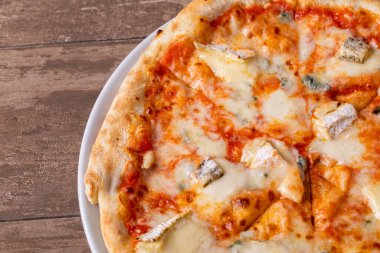 Ahşap arka planda taze dört peynirli pizzanın detayları