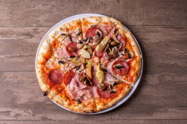 Lezzetli jambonlu salam ve mantarlı pizzanın detayları. 