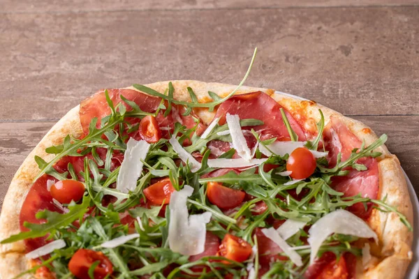 맛있는 이탈리아의 피자를 토마토 가까이 수있습니다 — 스톡 사진