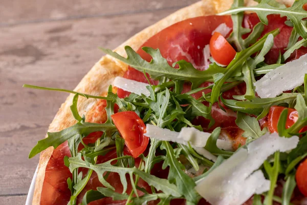 맛있는 이탈리아의 피자를 토마토 가까이 수있습니다 — 스톡 사진