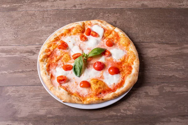 Primer Plano Delicioso Tomate Queso Pizza Clásica Italiana — Foto de Stock