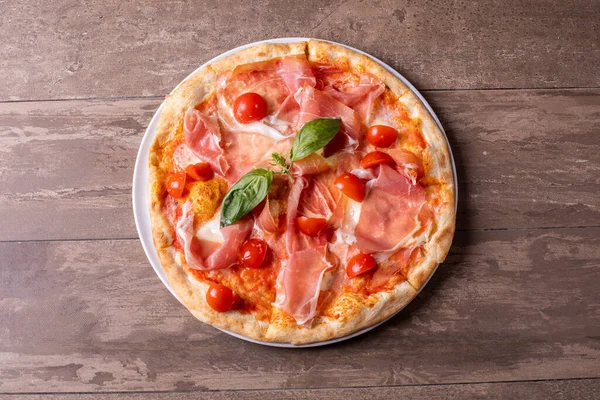 Taze jambon, peynir ve vişneli pizza yakın plan.