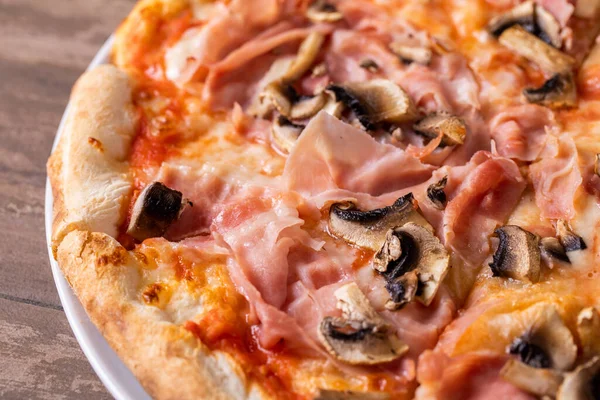 Lezzetli jambon ve mantarlı pizzanın detayları. 
