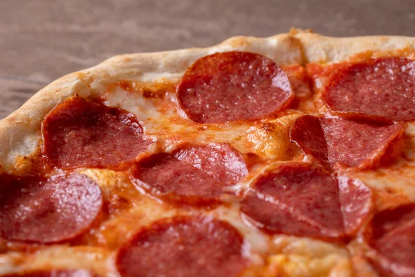 Lezzetli taze salamlı pizzanın kapağını kapatın.