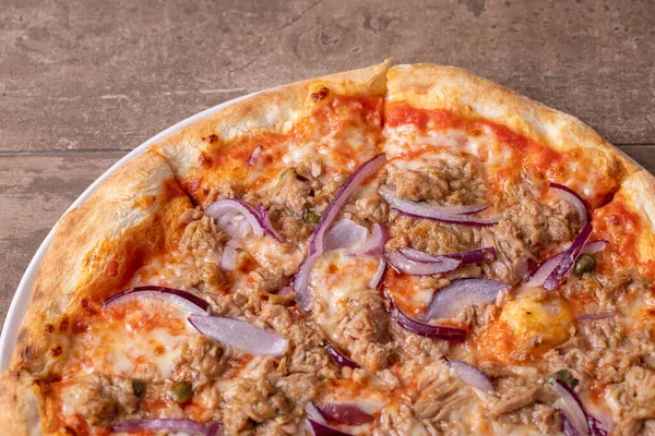 Kırmızı soğanlı lezzetli ton balıklı pizzanın ayrıntıları
