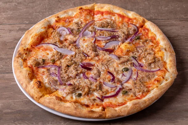 Kırmızı soğanlı lezzetli ton balıklı pizzanın ayrıntıları