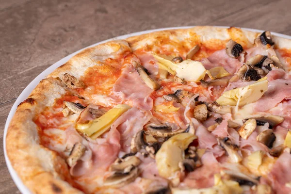 Taze İtalyan kapriciosa pizzasının detayları.