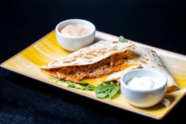 Lezzetli Quesadilla 'nın detayları siyah arka planda domuz eti çekti.