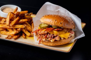 Siyah arka planda leziz domuz hamburgerinin ayrıntıları