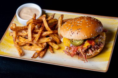 Siyah arka planda leziz domuz hamburgerinin ayrıntıları