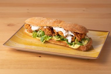 Tahta bir masada mayonezli kızarmış tavuğun ayrıntıları.